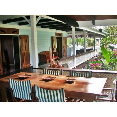 MATAIEA  	Maison semi dur, bord de mer sur terrain d une superfi