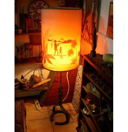 LAMPE AFRICAINE AVEC ABAJOUR EN SOIE ET PIED EN FER FORGER