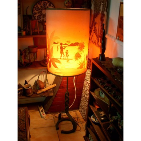 LAMPE AFRICAINE AVEC ABAJOUR EN SOIE ET PIED EN FER FORGER